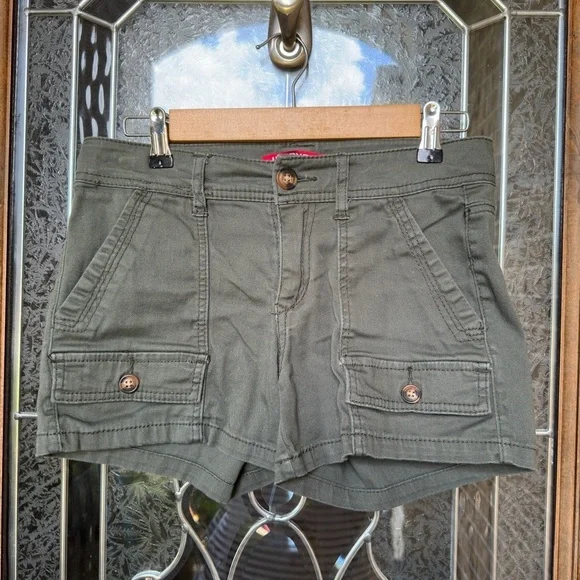 UNIONBAY Women's Olive Cargo Shorts - Picture 1 of 7